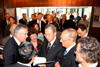 Initiator Gerhard Draxler und Künstler Oskar Stocker bei der Übergabe des Ausstellungskataloges an UNO-Generalsekretär Ban Ki-moon und den Generaldirektor des Büros der Vereinten Nationen in Wien, Antonio Maria Costa 